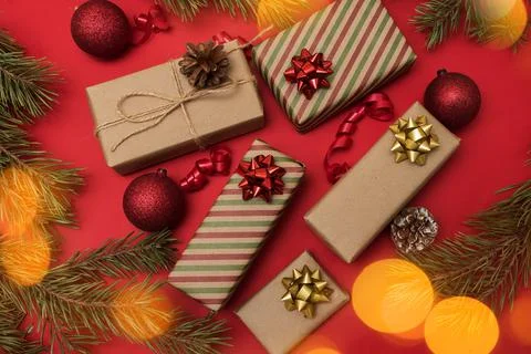Christmas gift boxes on a red background top view, Christmas boxes in kraft Foto stock