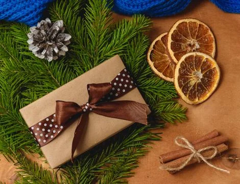 Christmas gift or present box wrapped in kraft paper on christmas decoration Foto stock