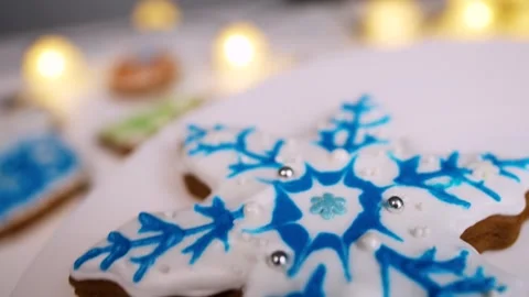 Christmas gingerbread in the shape of a snowflake Vídeo Stock 254537637