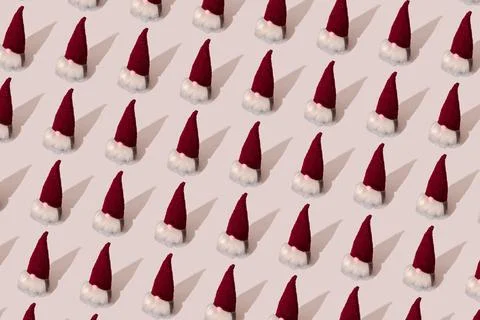 Christmas gnome pattern on light pink background Foto stock