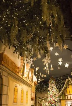 Christmas interior in the store: with a large tree in toys, gingerbread houses. Stockfoto's