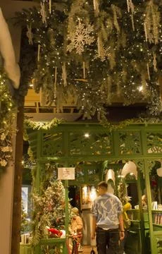 Christmas interior in the store: with a large tree in toys. People buy gifts. Stock-Fotos