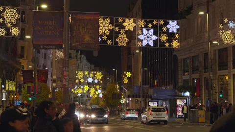 Christmas Lights and Crowds on Gran Via in Madrid at Night 库存影片 346386687