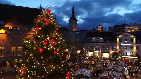 Christmas market in a cozy small town. Christmas tree and lights. Stock Footage