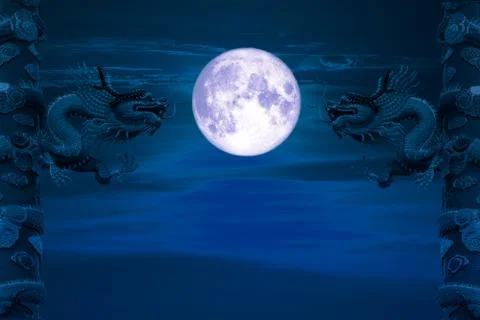 Christmas moon back between two pillars of dragon night sky Foto stock