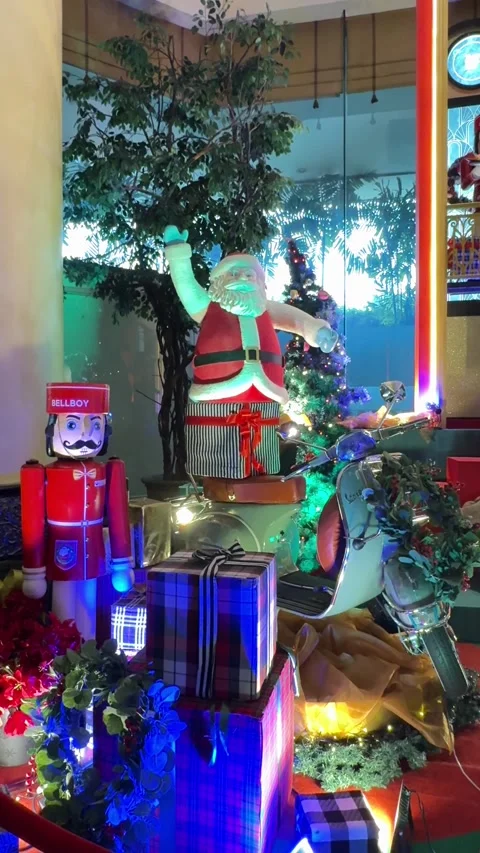 Christmas motor gift nutcracker with santa claus. 스톡 동영상 294935199