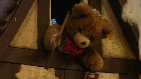 Christmas in Munich, mobile teddy bear in a shop window in a department store Stock Footage 39803626