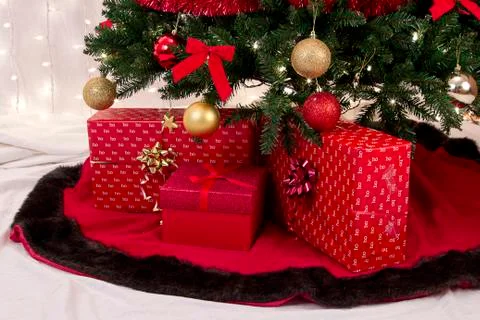 Christmas packages under the tree Stock-Fotos