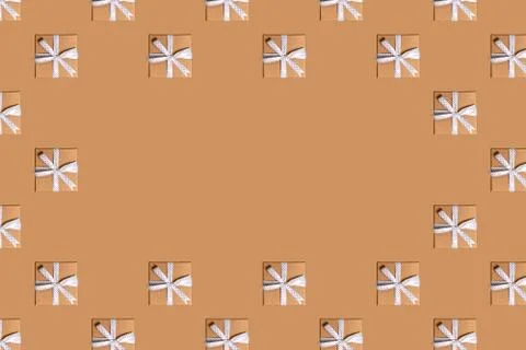Christmas pattern yellow gift boxes on background Illustrazione stock