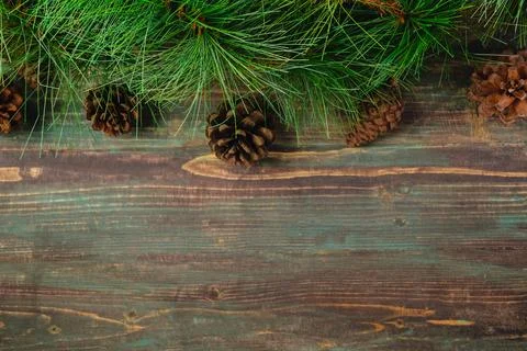 Christmas pine tree fir with pine cone decoration on vintage rustic wood ta.. Foto stock