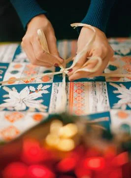 Christmas present, wrap a gift Foto stock