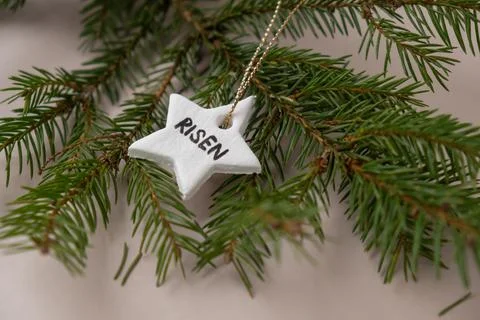 Christmas star with word RISEN Do it yourself air dry clay crafts for Christmas Foto stock