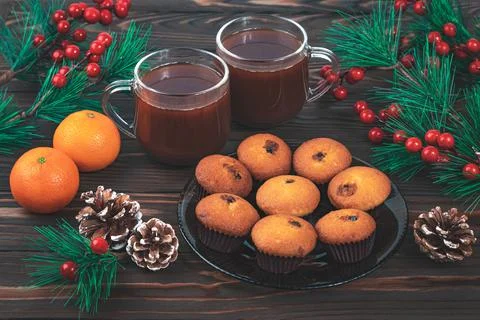 Christmas still life with hot cocoa drink and spruce branches, pine cones, re Foto stock