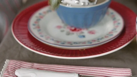 Christmas table decoration. festive table setting. Female hands decorate the Vídeos de archivo 123342629