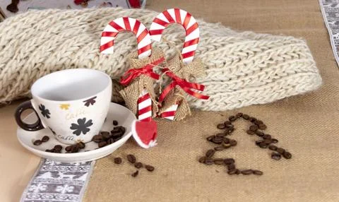 A Christmas table scene with an empty cup of coffee, two decorative candy c.. Foto stock