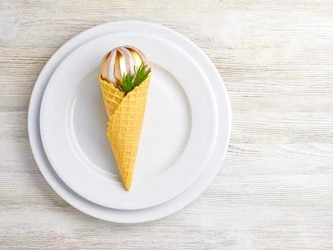 Christmas table setting on bright background. Plates and Ice cream cone for i Foto stock