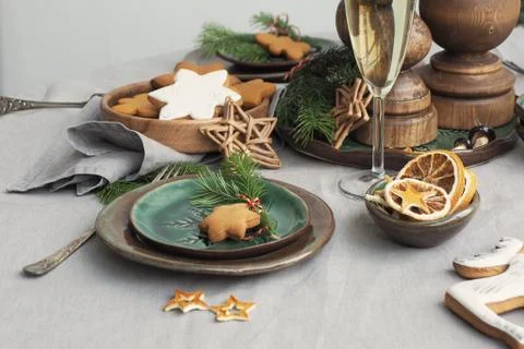 Christmas table setting. ceramic plates, fir branches, gingerbread, vintage c Foto stock