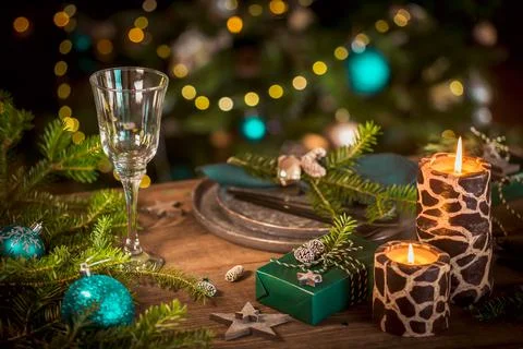 Christmas table setting with empty black ceramic plate and green gift boxes Stock-Fotos