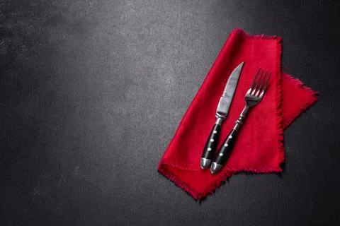 Christmas table setting with empty black ceramic plate, fir tree and black .. Stock Photos