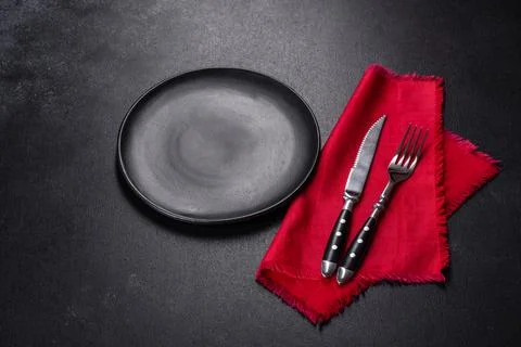 Christmas table setting with empty black ceramic plate, fir tree and black .. Stock Photos