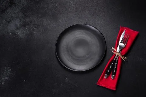 Christmas table setting with empty black ceramic plate, fir tree and black .. Stock Photos