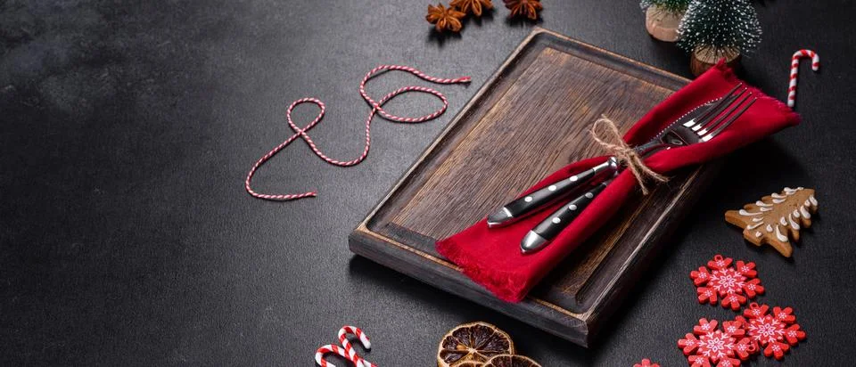 Christmas table setting with empty black ceramic plate, fir tree and black .. Stock Photos
