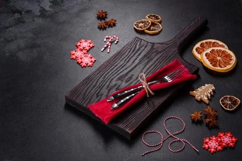 Christmas table setting with empty black ceramic plate, fir tree and black .. Stock Photos