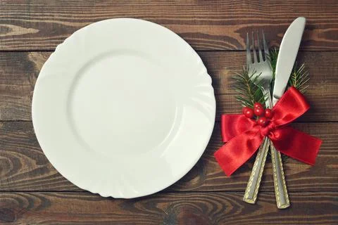 Christmas table setting. Empty Christmas plate and decorated cutlery. Foto stock