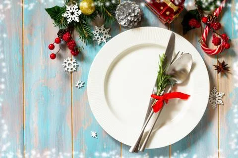Christmas table setting. Festive plate and cutlery with decor. Fotos Stock