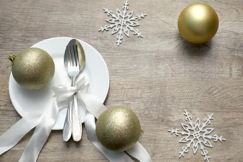 Christmas table setting with new year balls,snowflakes decorations,plate,spoo Foto stock