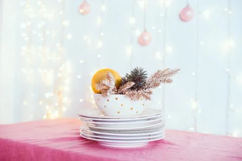 Christmas table setting. Not served white dishes with gold decor and fir-tree Foto stock