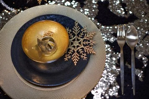 Christmas table setting with plates, silverware, gift box and decorations in 스톡 사진