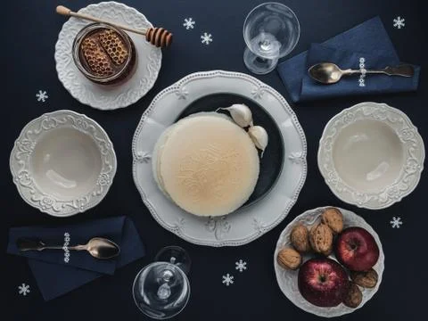 Christmas table setting for two with decoration. Foto stock