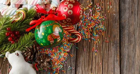 Christmas theme. Pine and red ball on wooden table Foto stock