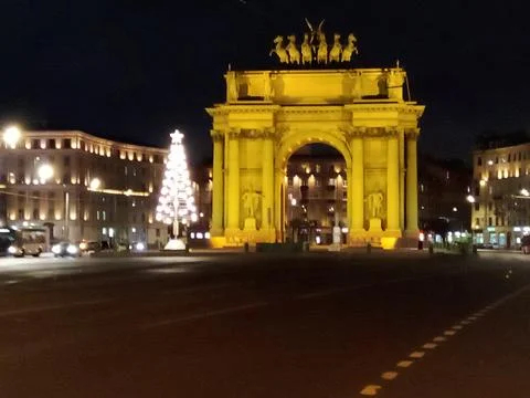 Christmas tree against the backdrop of the triumphal gates Stock Photos