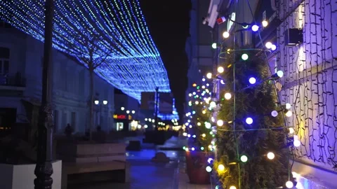 Christmas tree and decor and garlands stagger due to strong winds. Vidéo 168797929
