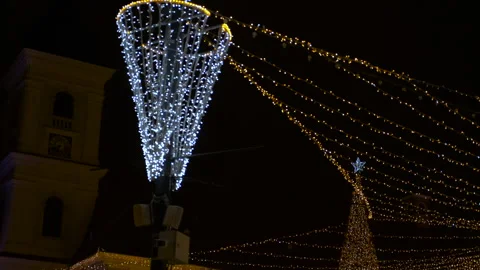 Christmas tree and festive lights decoration in a city square at night Vídeos de archivo 334748390