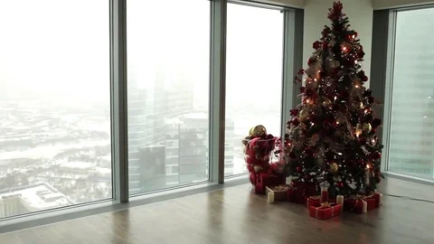 Christmas Tree in the Apartment With Large Windows and Views of the Skyscrapers 스톡 동영상 71509322