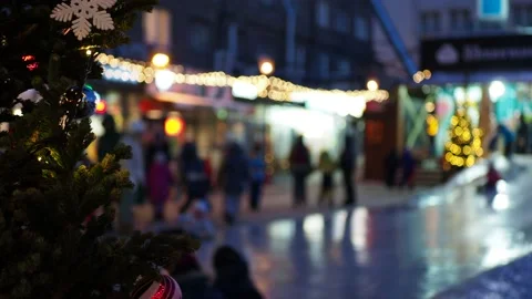 Christmas tree on the background of lights and people rolling down an ice slide. Stock-Footage 166959943