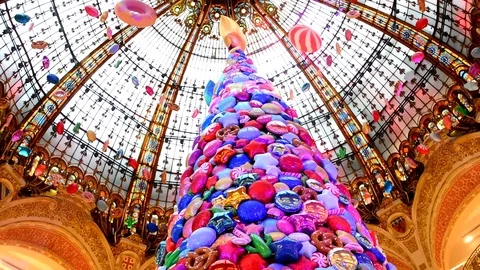 Christmas tree with balls of sweets and cookies in Galleries Lafayette Video stock 82575545