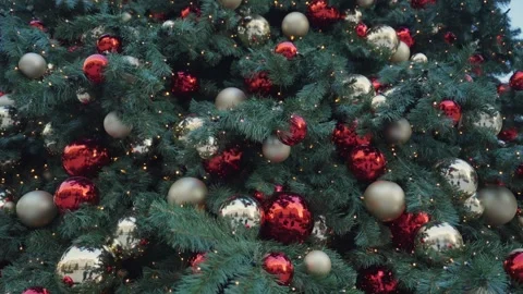 Christmas tree baubles decorations close up Vídeo Stock 339184027