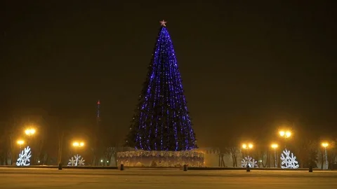 Christmas tree blinking at night 스톡 동영상 80548408
