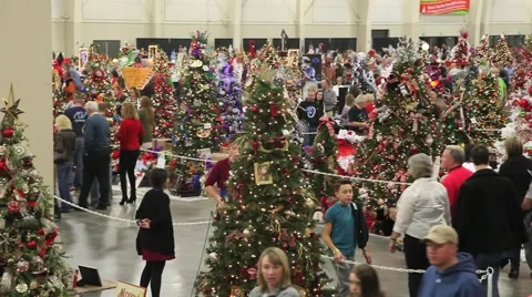 Christmas tree browsing from above pan Vídeos de archivo 45733907
