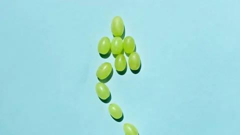 Christmas tree built from grapes, stop motion. 스톡 동영상 143492841