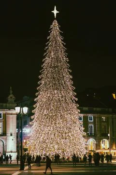 Christmas tree on Commerce square at night in Lisbon, Portugal Foto stock