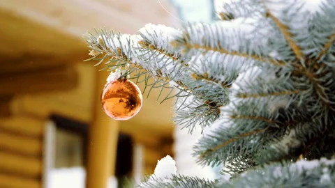 Christmas tree covered with snow, decorated with sparkly toys. Slow motion. HD 库存影片 101152938