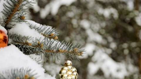 Christmas tree covered with snow, decorated with sparkly toys. Slow motion. HD 库存影片 101153292