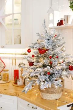 Christmas tree decor in the kitchen. kitchen in scandinavian christmas decor Stock-Fotos