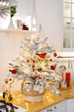 Christmas tree decorated on the kitchen table in the kitchen. christmas decor Foto stock
