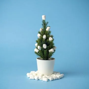 Christmas tree decorated with marshmallows instead of toys on a blue background Foto stock
